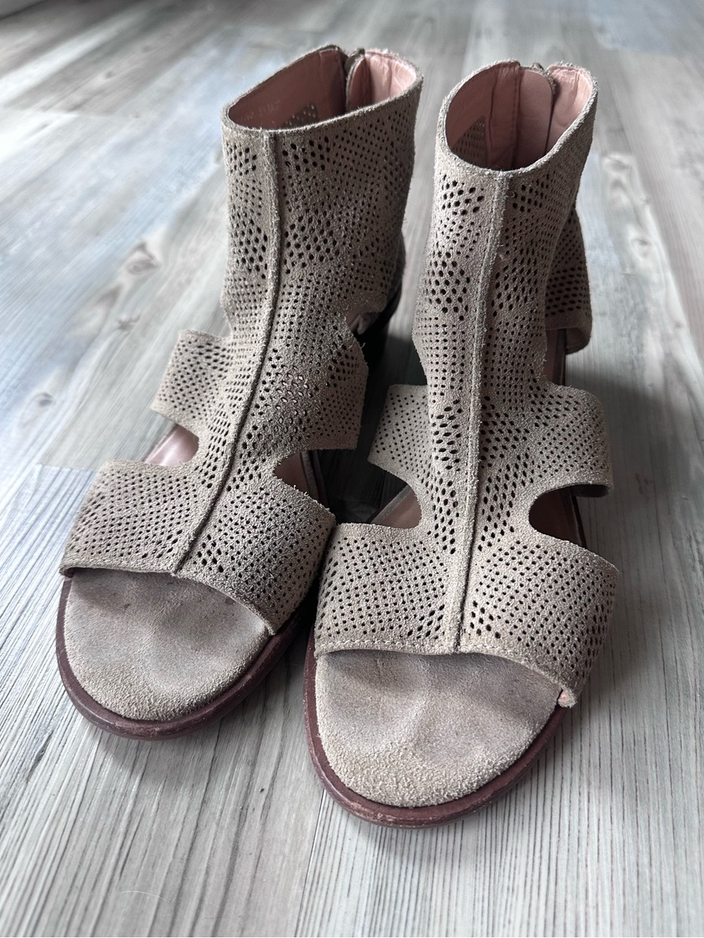 Lucky Brand Beige Suede Peep Toe Ankle Booties Women’s 8.5 Perforated